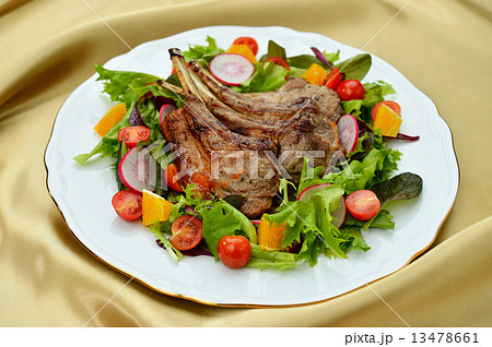 骨付きラム肉の香草焼き。サラダを添えて。 13478661