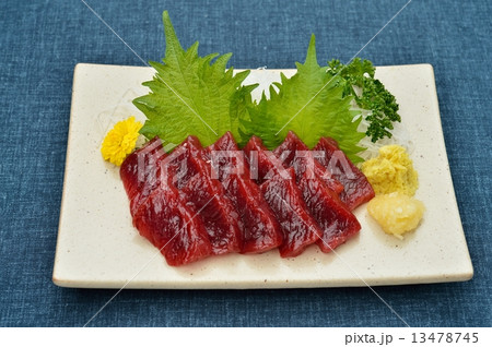 鯨のお刺身（ミンク鯨）。 13478745