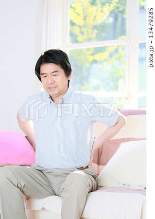 シニア　腰痛 13479285