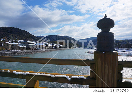 雪の宇治川 13479749