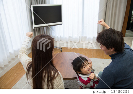 テレビを観る家族 テレビを観る家族 13480235