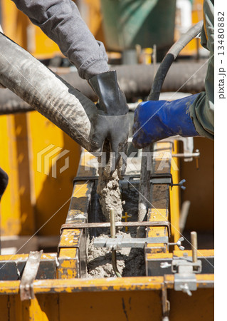 住宅の基礎工事　型枠への生コン打設 13480882