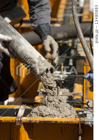 住宅の基礎工事　型枠への生コン打設 13480883