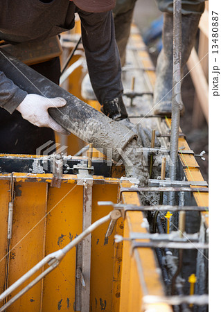 住宅の基礎工事　型枠への生コン打設 13480887