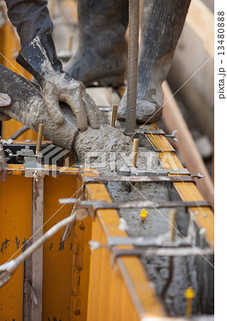 住宅の基礎工事　型枠への生コン打設 13480888