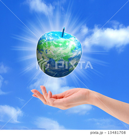 手の上のリンゴ地球／地球温暖化 13481708