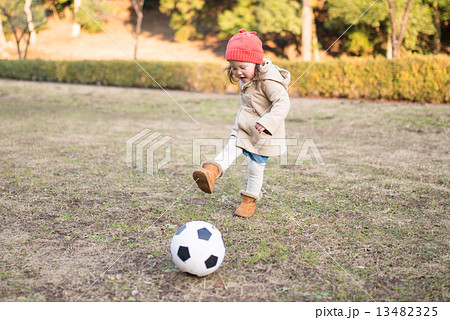 サッカーをする少女 サッカーをする少女 13482325