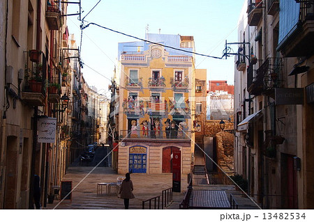 スペイン、タラゴナの路地裏 13482534