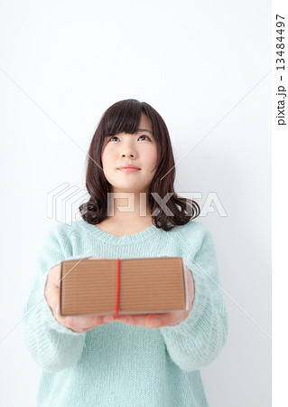 プレゼントを渡そうとしている２０代　女の子 13484497