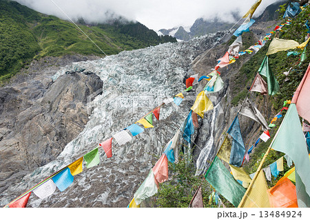 中国・雲南省徳欽 明永氷河とタルチョー 中国・雲南省徳欽 明永氷河とタルチョー 13484924