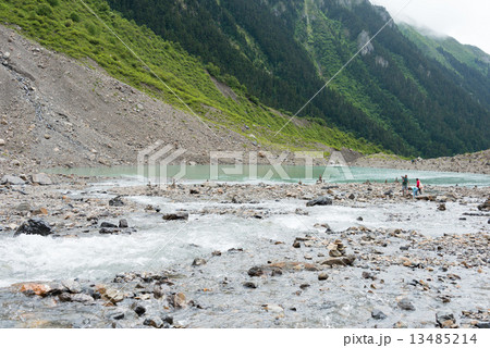中国・雲南省徳欽　雨崩村　チベット仏教の聖地・氷湖 13485214