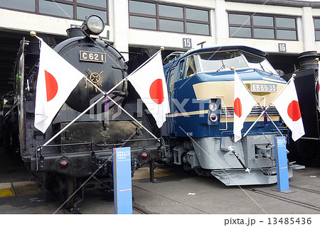 蒸気機関車 梅小路 Sl館 正月 15年 鉄道 ｅｆ６６ ｃ６２１ 国旗 日の丸の写真素材