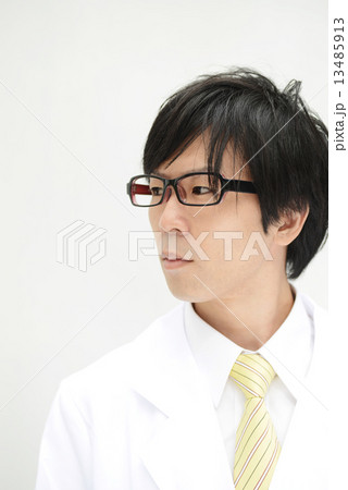 白衣の男性 13485913
