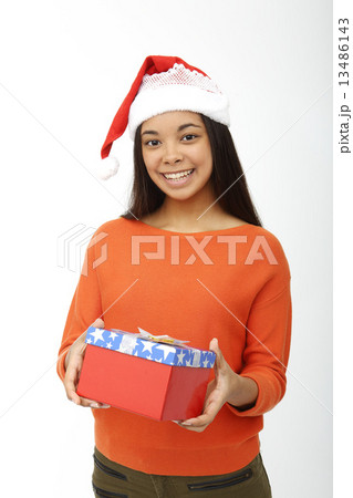 クリスマスギフトを持つアジア人女性 13486143