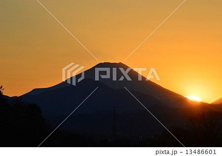 富士山と沈む夕日 13486601