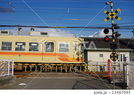 伊予鉄道の踏切 13487095