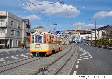 松山市を走る伊予鉄道 13487100