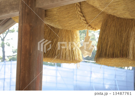 出雲大社の拝殿の注連縄 13487761