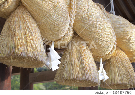 出雲大社の拝殿の注連縄 13487766