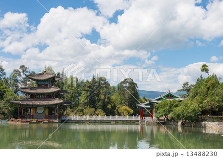 中国・雲南省麗江　世界文化遺産・麗江古城　黒龍潭 13488230
