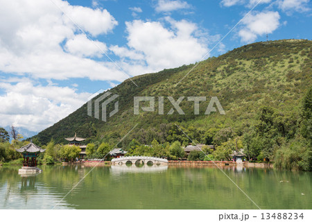 中国・雲南省麗江　世界文化遺産・麗江古城　黒龍潭 13488234