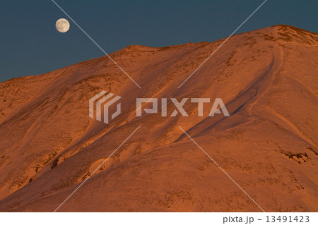 暮色の山に昇る月 13491423