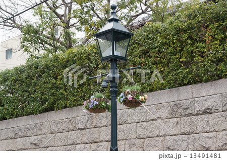 神戸異人館通りのレトロな街灯　1 13491481