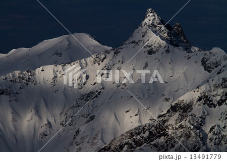 光芒に映える槍ケ岳 13491779