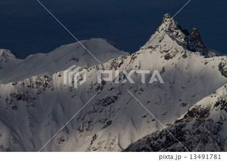 光芒に映える槍ケ岳 13491781