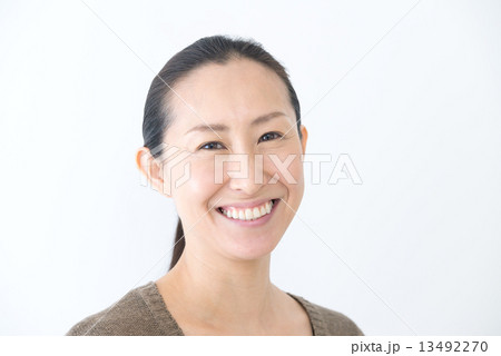 ナチュラルメイクの40代女性 13492270