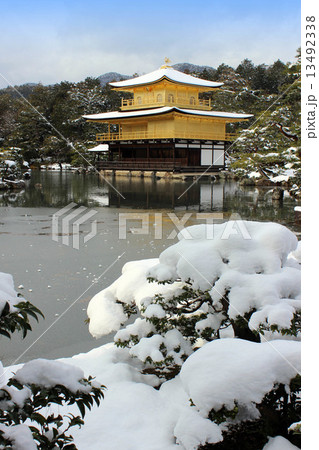 雪の金閣寺 13492338