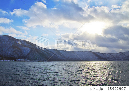 冬の十和田湖 13492907