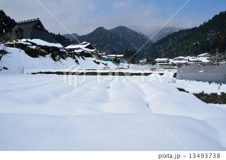 冬の洛北大原農村雪景色 13493738