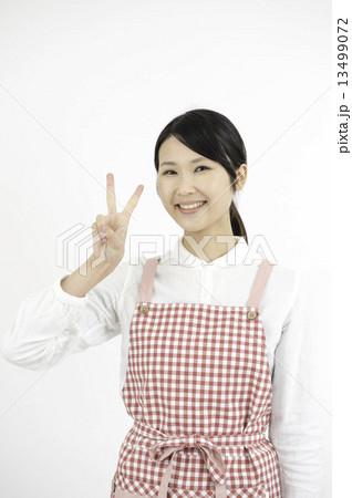 エプロンをした女性 13499072