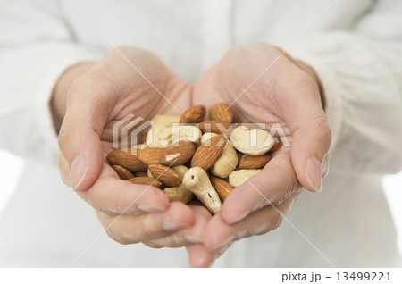 ミックスナッツと女性 ミックスナッツと女性 13499221
