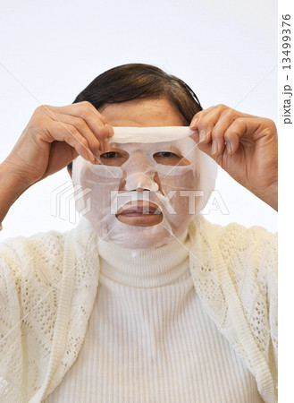 パックをする女性のイメージ 13499376