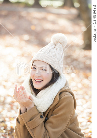 冬の女性 13499433