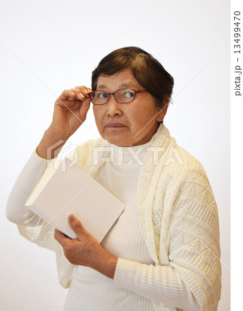 本を読む60代の女性のイメージ 13499470