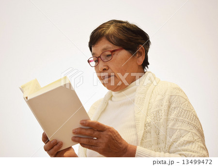 本を読む60代の女性のイメージ 13499472