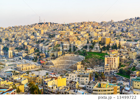 夕方のアンマン市街地の風景(ヨルダン、アンマン城塞より) 13499722