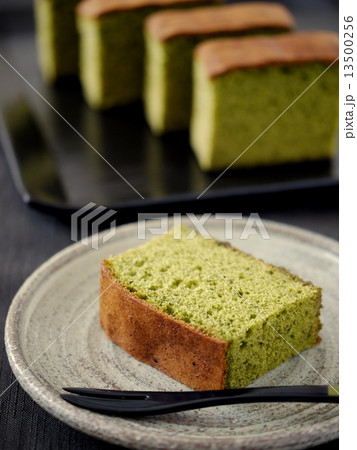 抹茶カステラを楽しむ(縦位置) 抹茶カステラを楽しむ(縦位置) 13500256