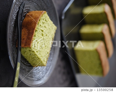 抹茶カステラを楽しむ（アップ） 13500258