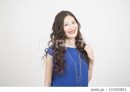 青いワンピースの女性 13500801