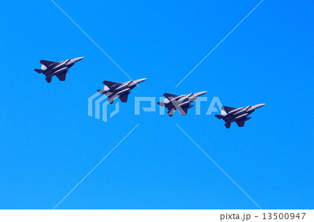 百里基地上空を飛ぶ4対編成のF15 13500947