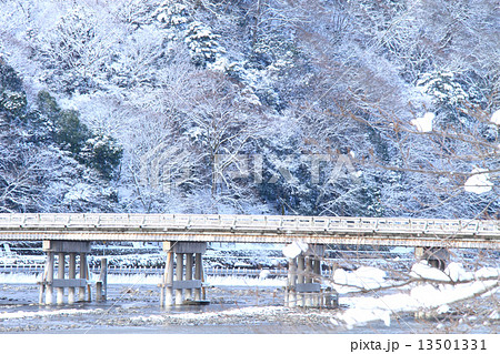 1月京都 嵐山渡月橋の雪景色 13501331