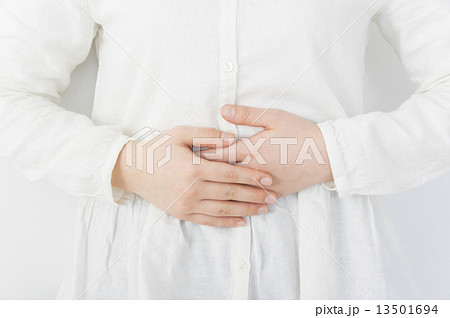 お腹を押さえる女性 お腹を押さえる女性 13501694