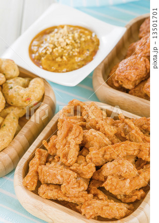 Penang chicken, Crispy prawns & Satay with peanut sauce 13501701