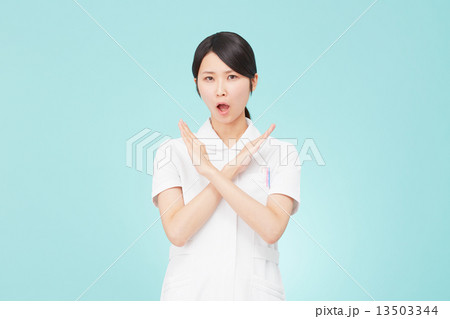 バツ印するナース 13503344
