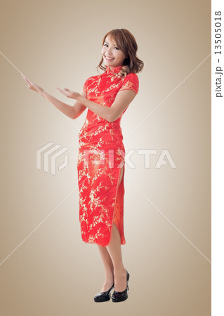 Chinese woman introducing Chinese woman introducing 13505018