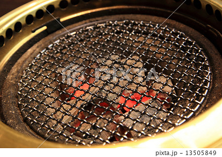 焼肉屋の網と炭の写真素材